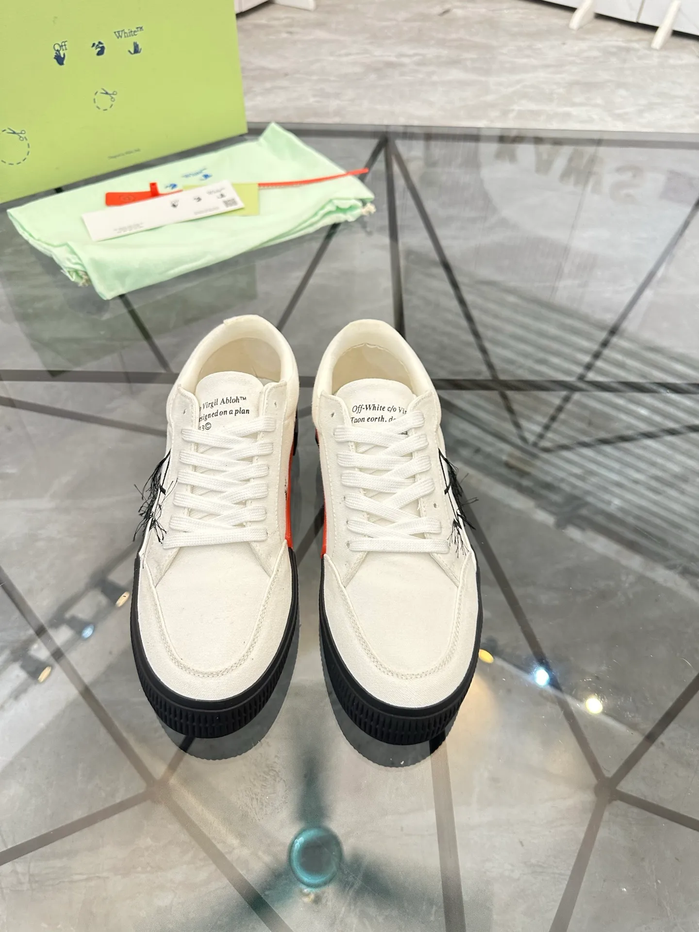 Selling men's shoes 💰: 💰P440¥ Product trademark: OFF WHITE *"OFF WHITE*" low-top casual shoes Regular size: 35-45 (can be customized to 46) Couple style Product materials: original material from the upper counter, breathable lining, original outsole. No.: H203